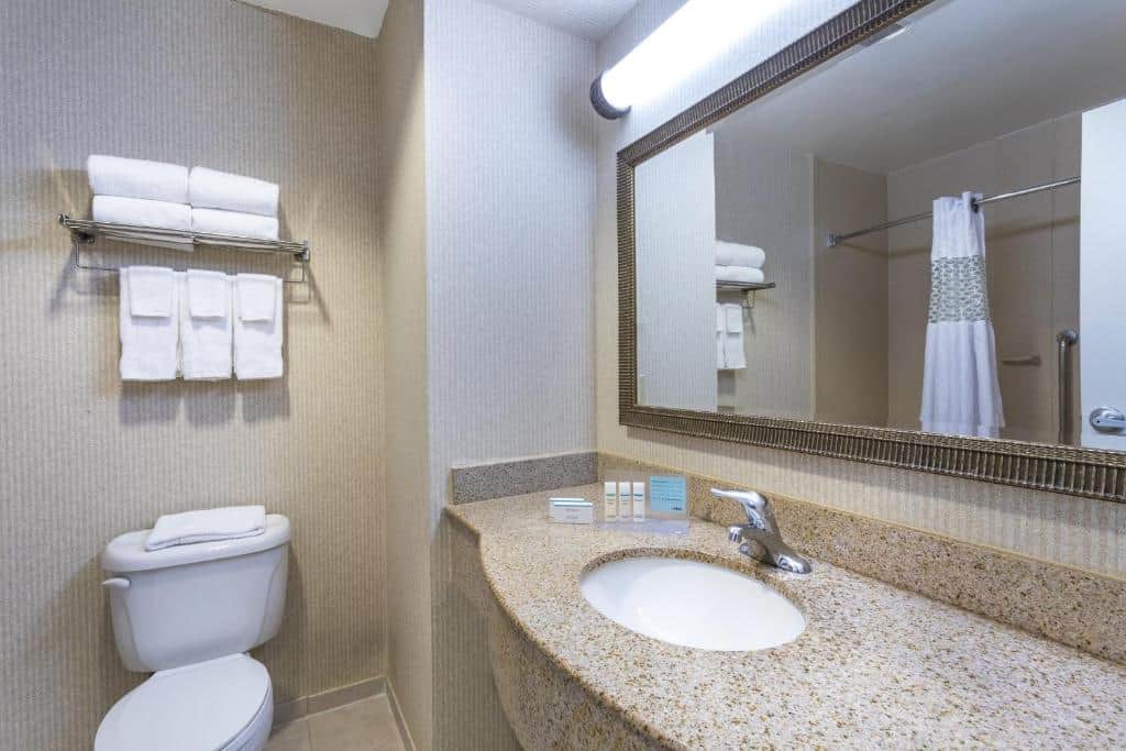 Hampton Inn & Suites Newark-Harrison