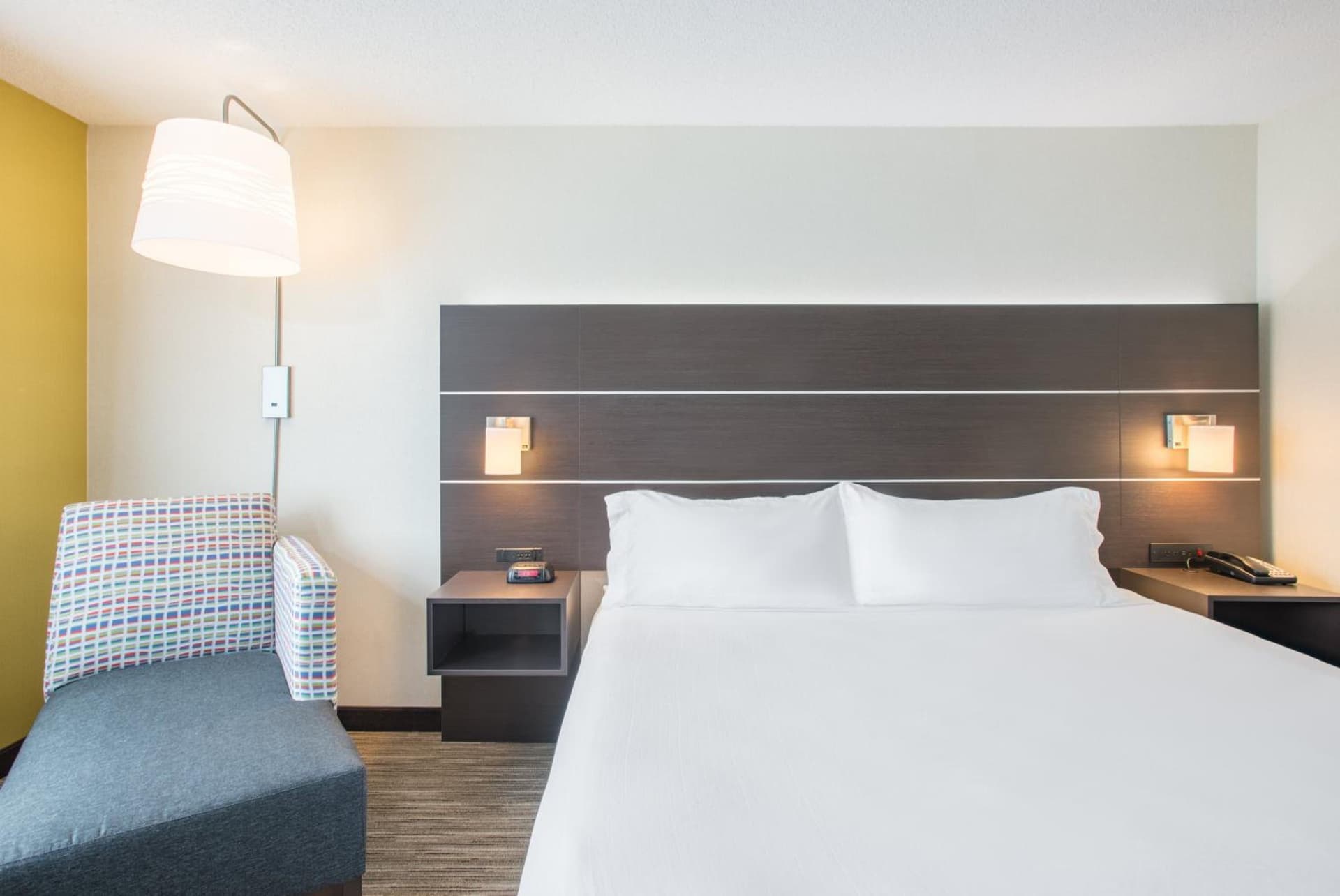 Holiday Inn Express & Suites Boston - Marlboro