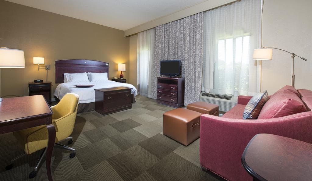 Hampton Inn & Suites Pensacola I-10 N at University Town Plaza