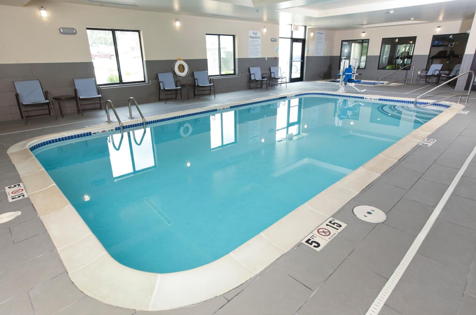 Holiday Inn Express & Suites Omaha South Ralston Arena