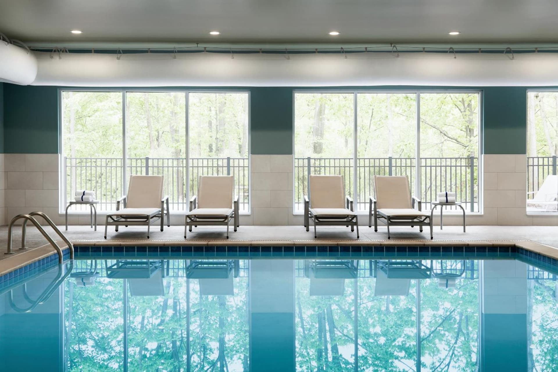 Holiday Inn Express & Suites Calgary Airport Trail NE