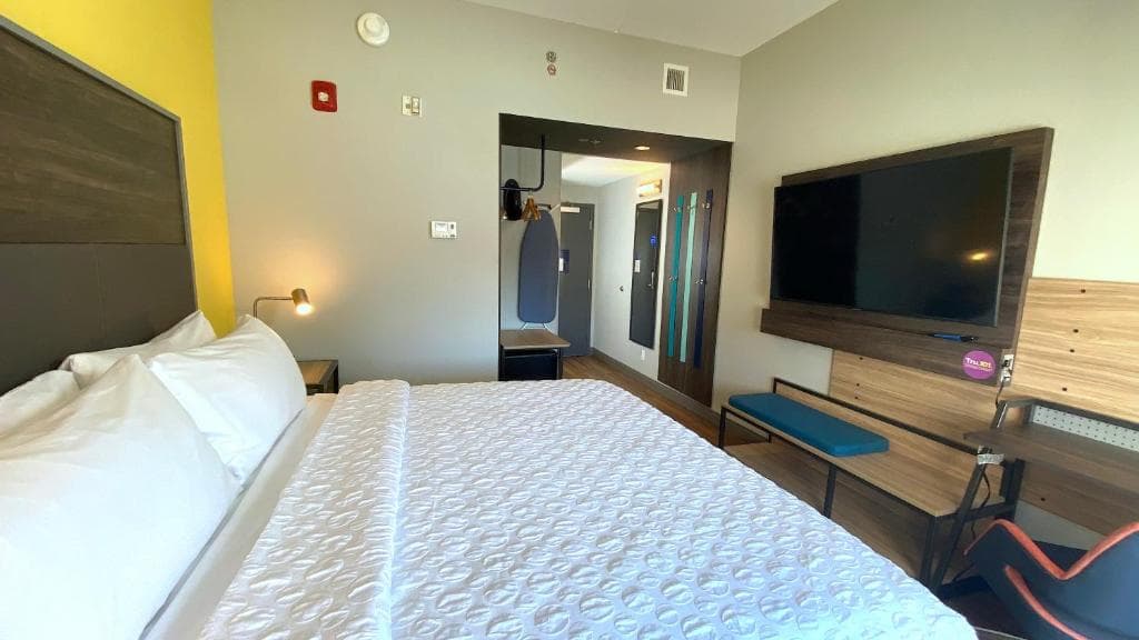 Tru by Hilton - Baltimore Harbor East