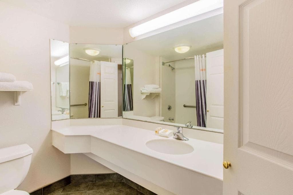 La Quinta Inn & Suites by Wyndham Raleigh Durham Airport