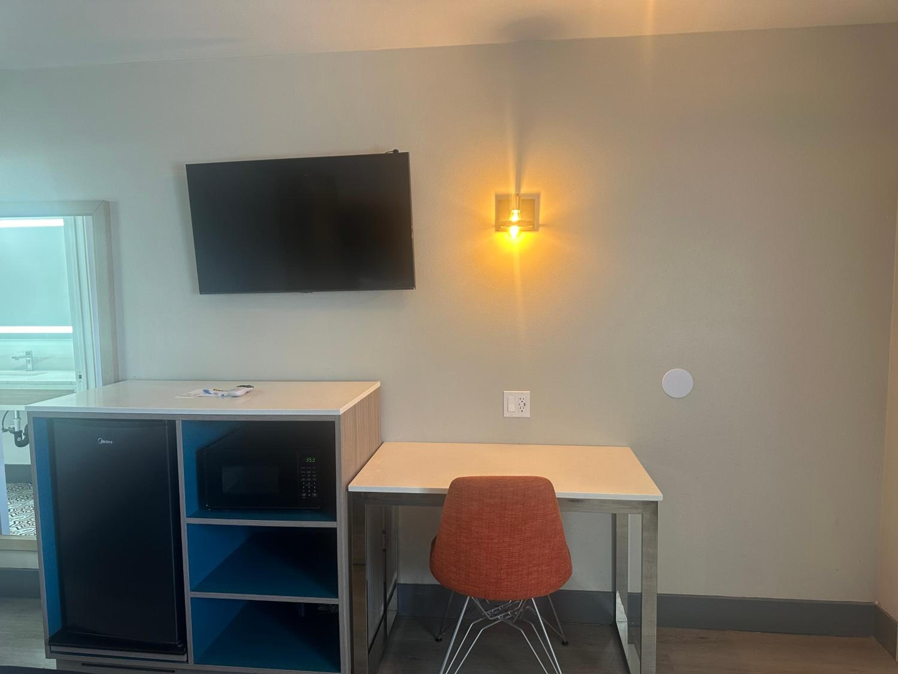 Super 8 by Wyndham Oceanside Downtown