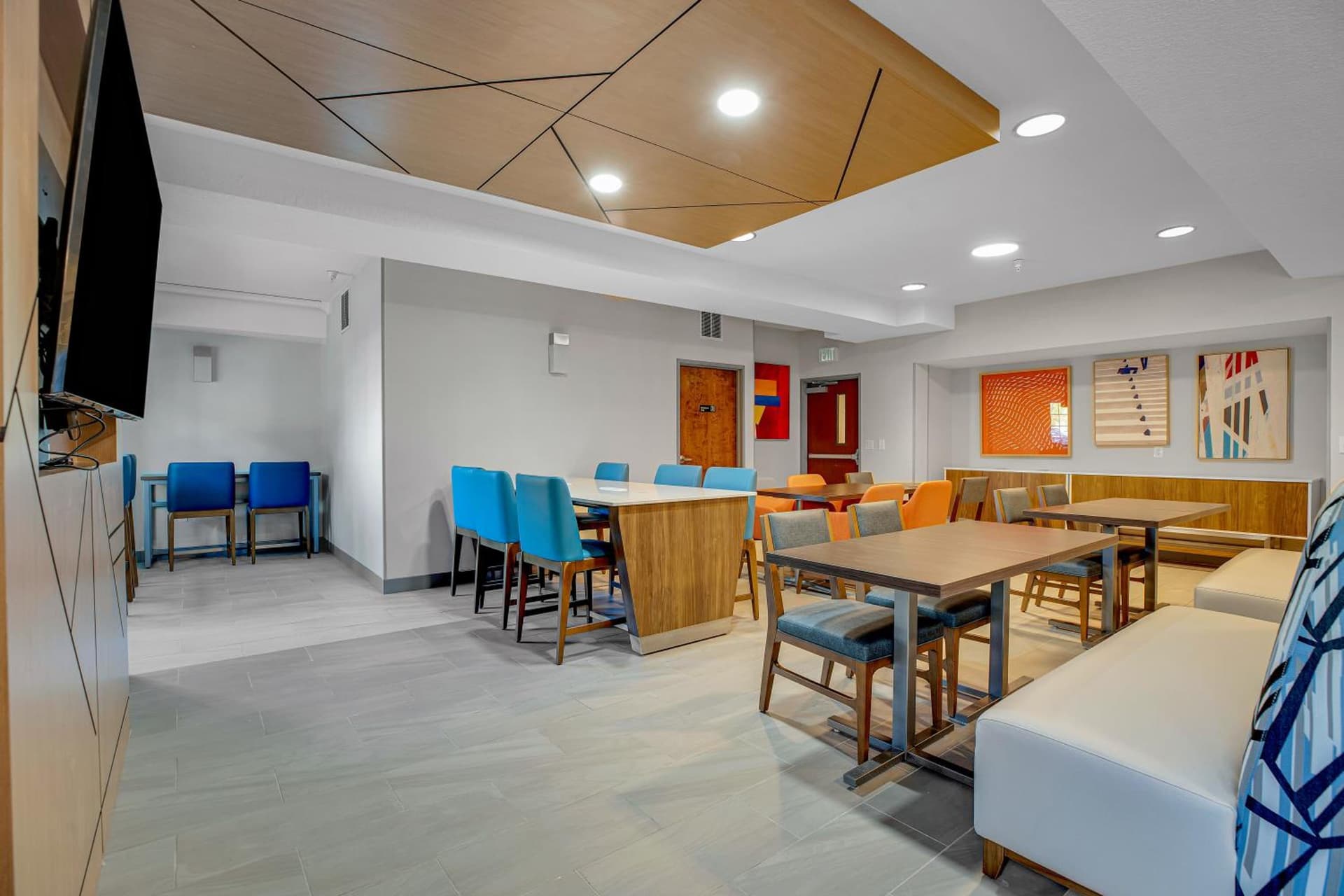 Holiday Inn Express Hotel & Suites Portland - Jantzen Beach, an IHG Hotel