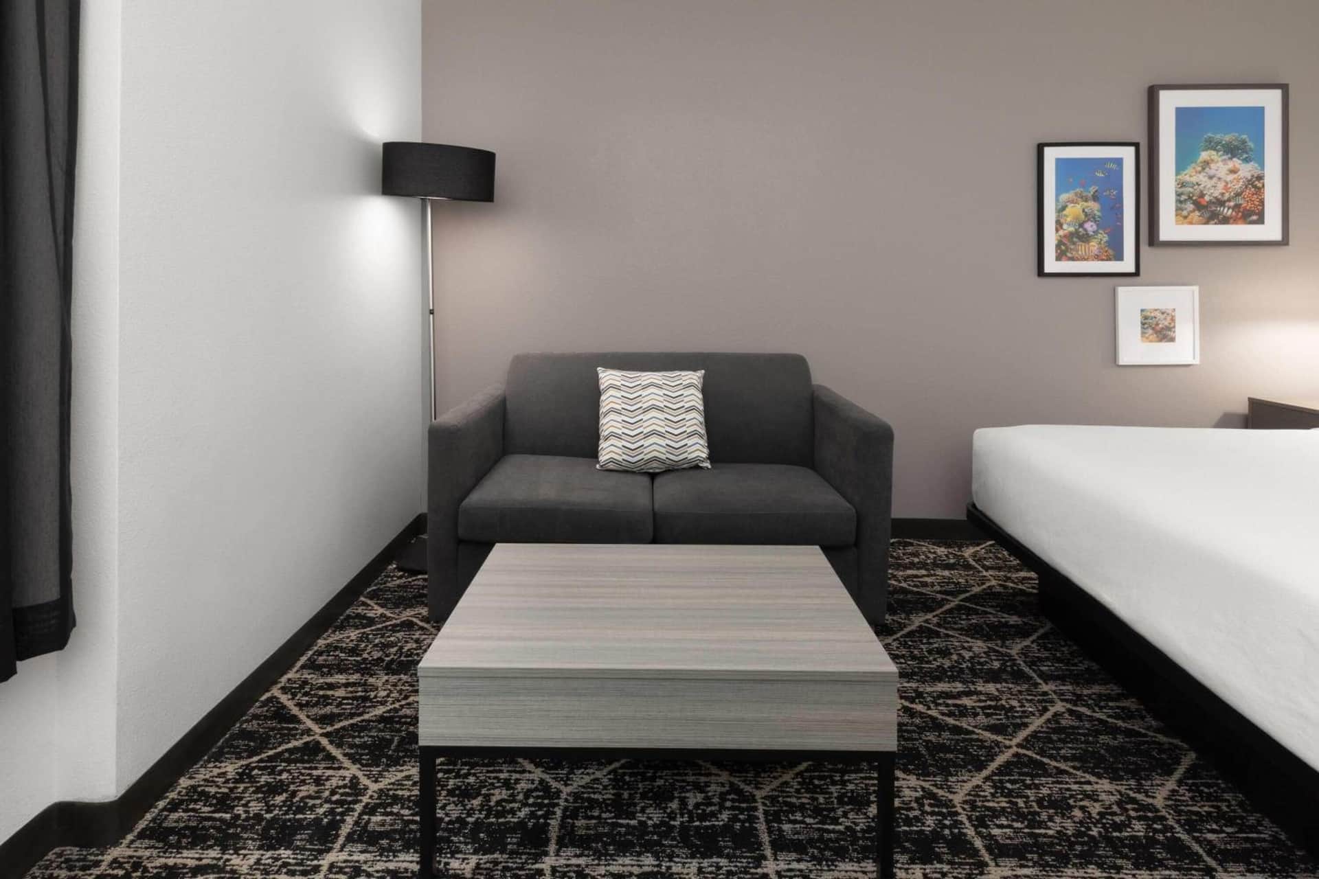 La Quinta Inn & Suites by Wyndham Houston Bush IAH South
