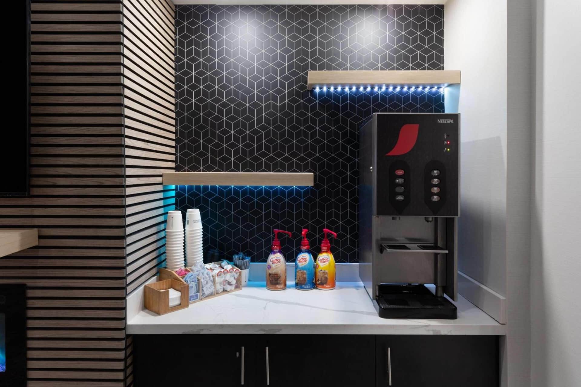 La Quinta Inn & Suites by Wyndham Houston Bush IAH South