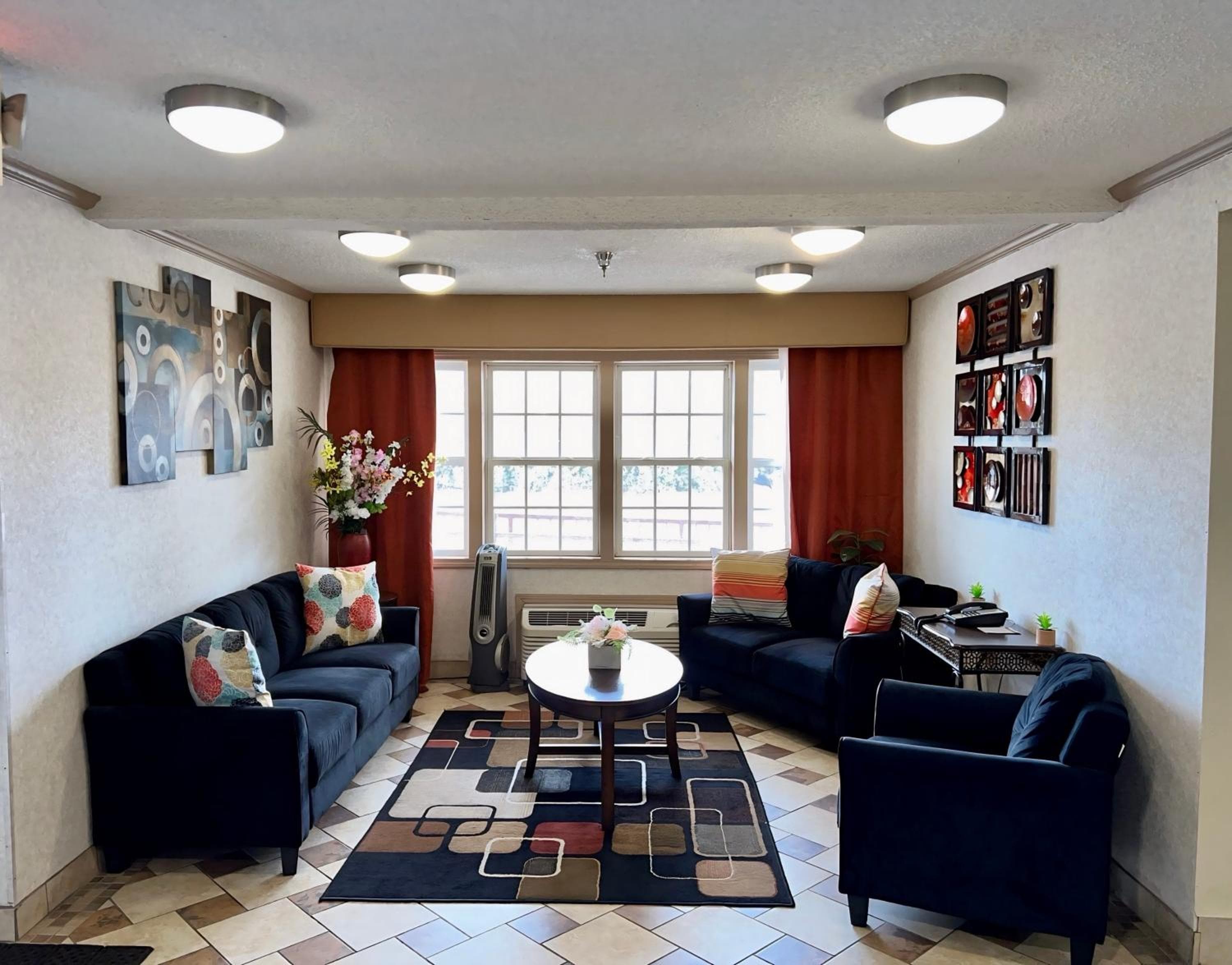 Super 8 by Wyndham Maumee Perrysburg Toledo Area