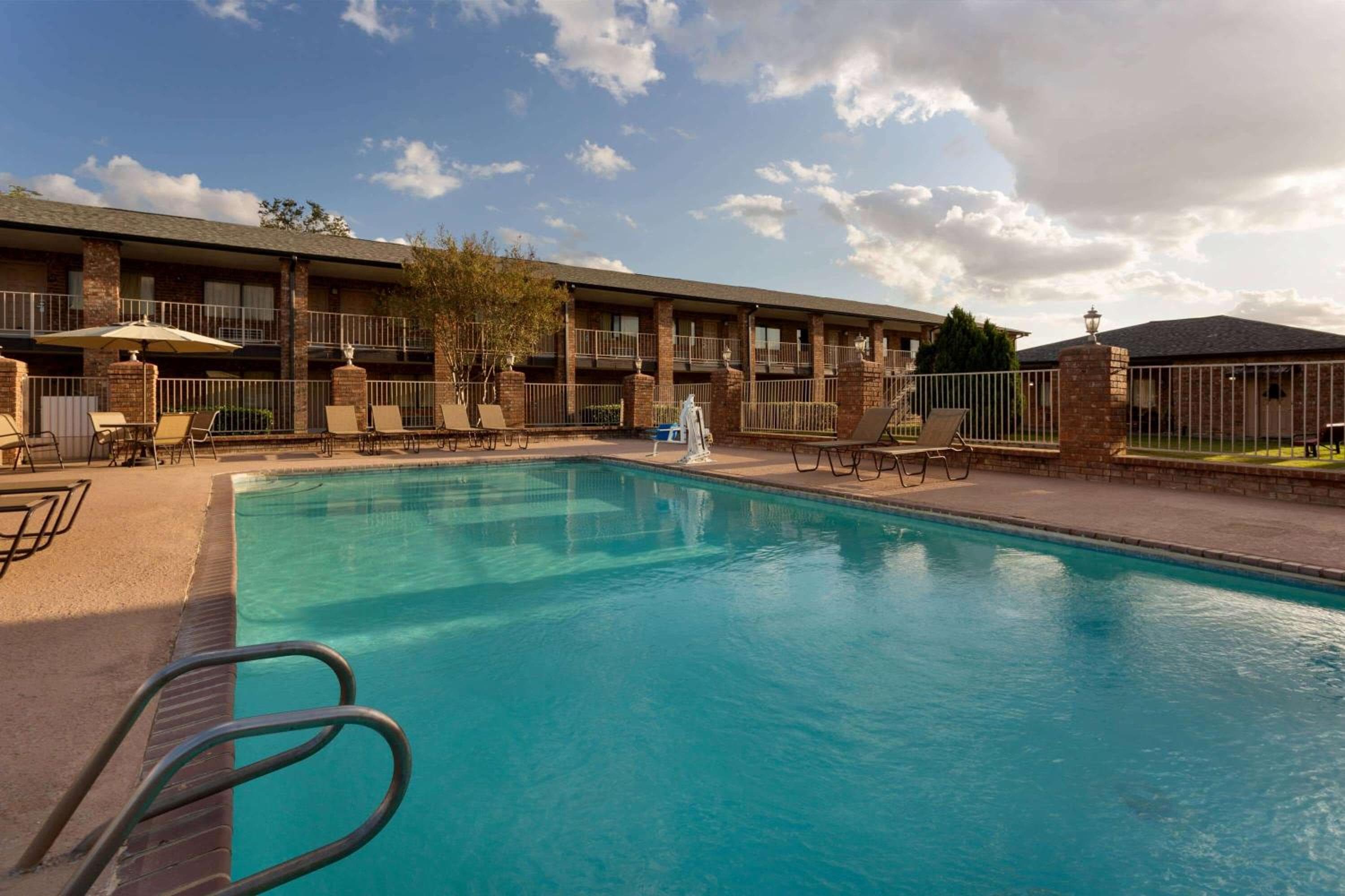 Super 8 by Wyndham Universal City