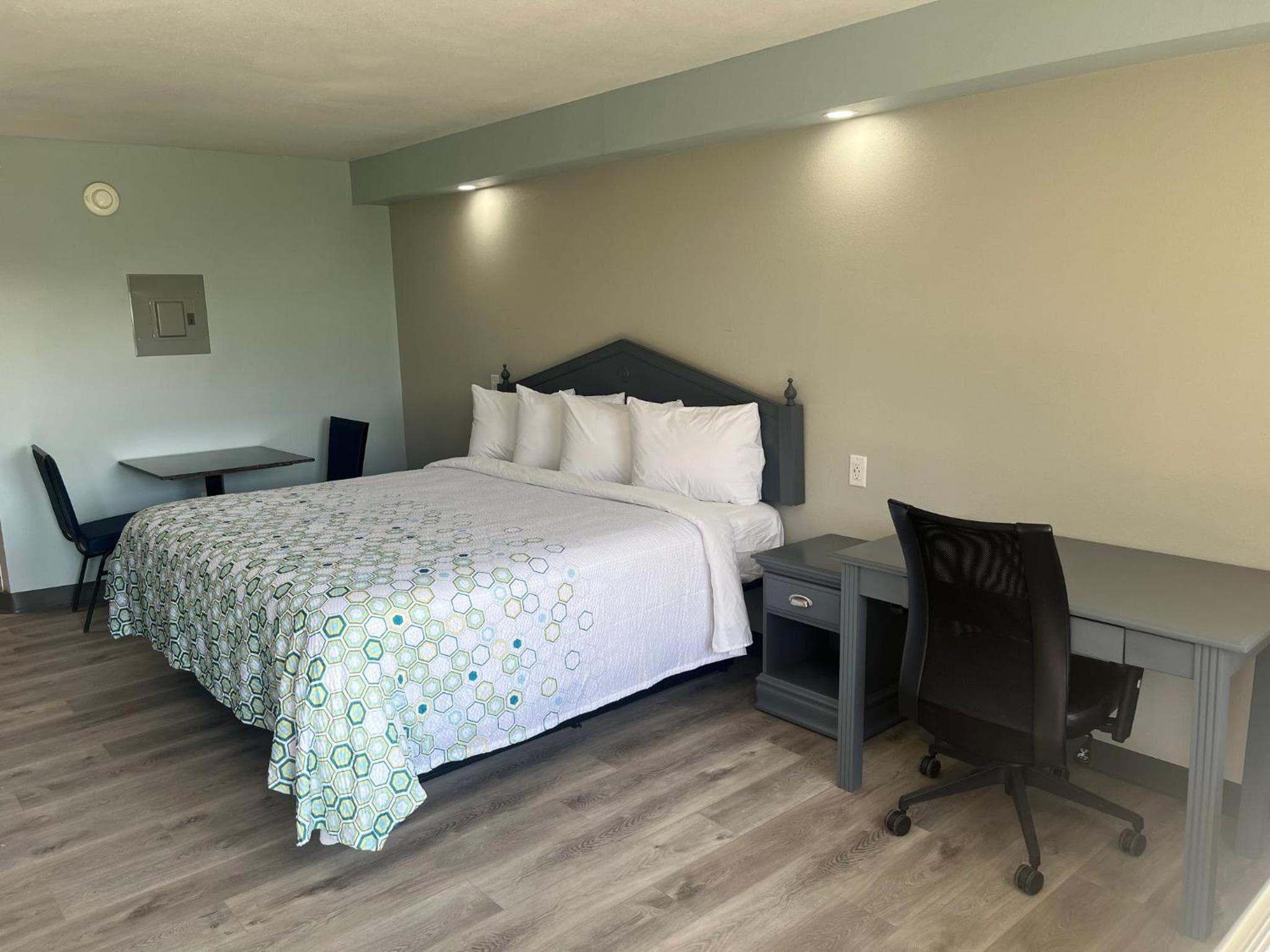 HomeTowne Suites Athens TN