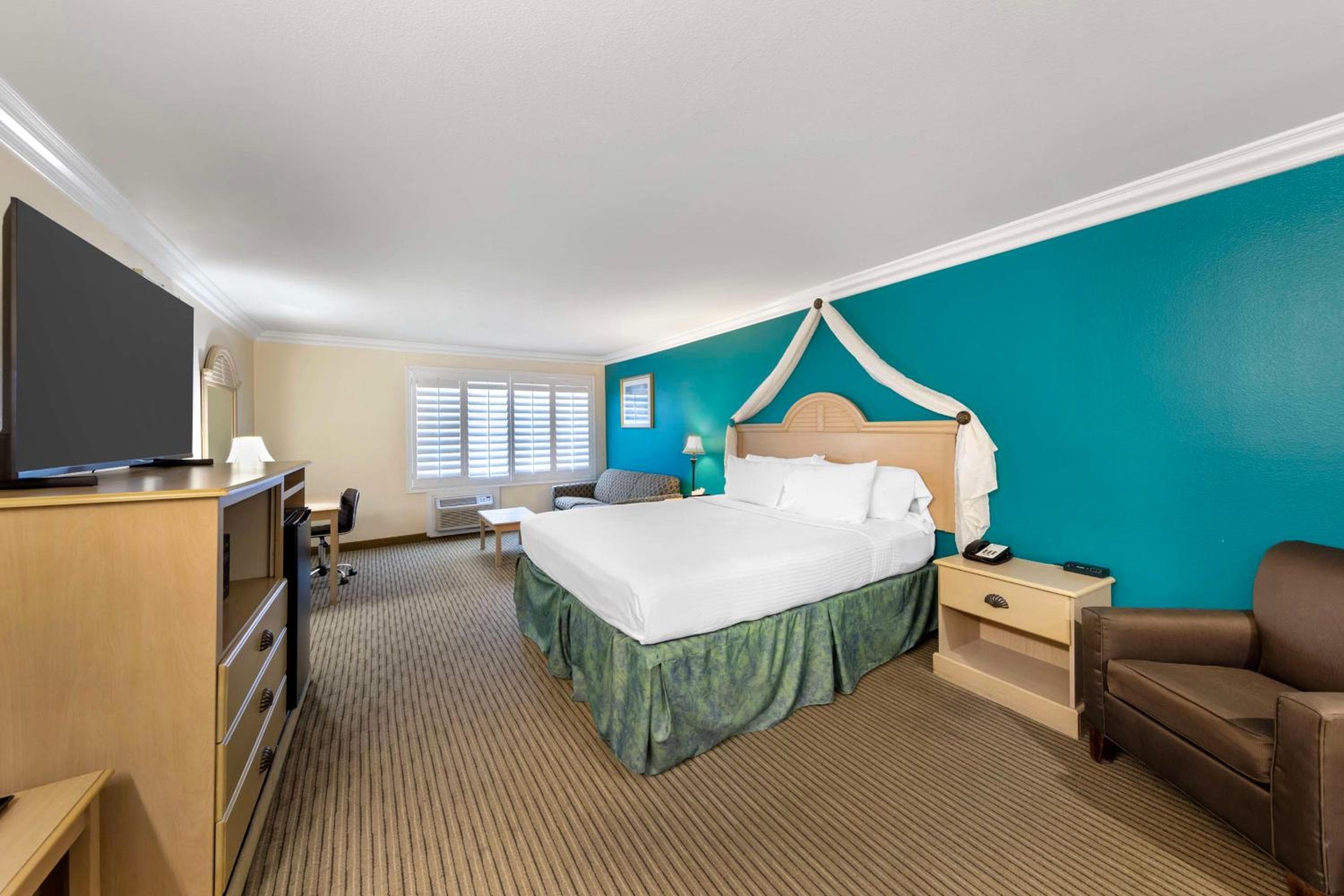 Best Western Harbour Inn & Suites Huntington - Sunset Beach