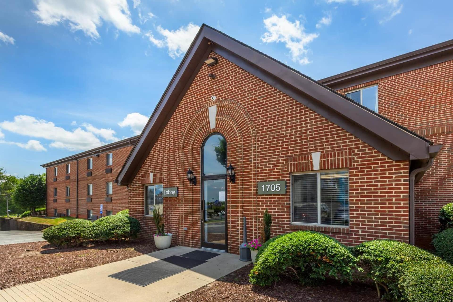 HomeTowne Studios & Suites by Red Roof Greensboro