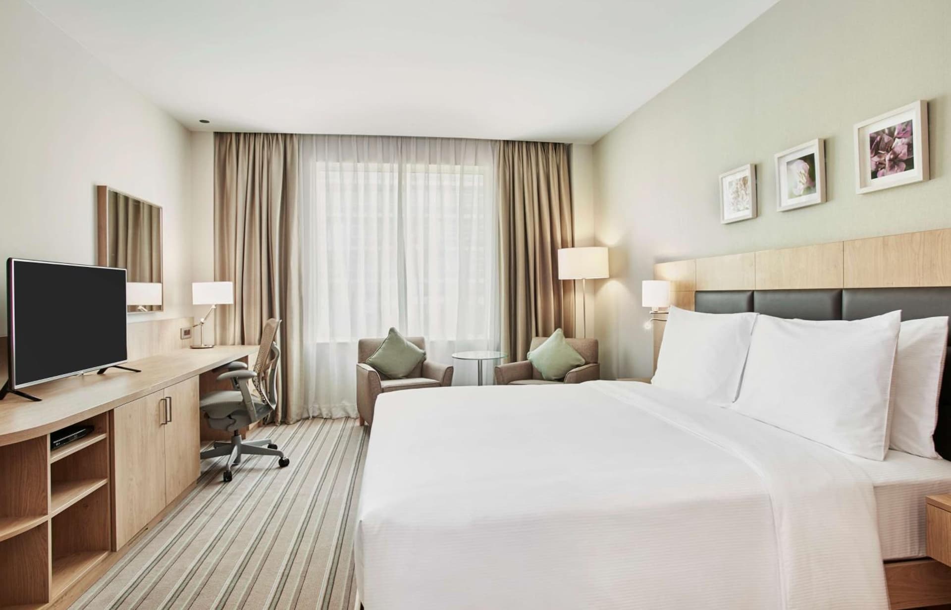 Hilton Garden Inn Dubai, Mall Avenue