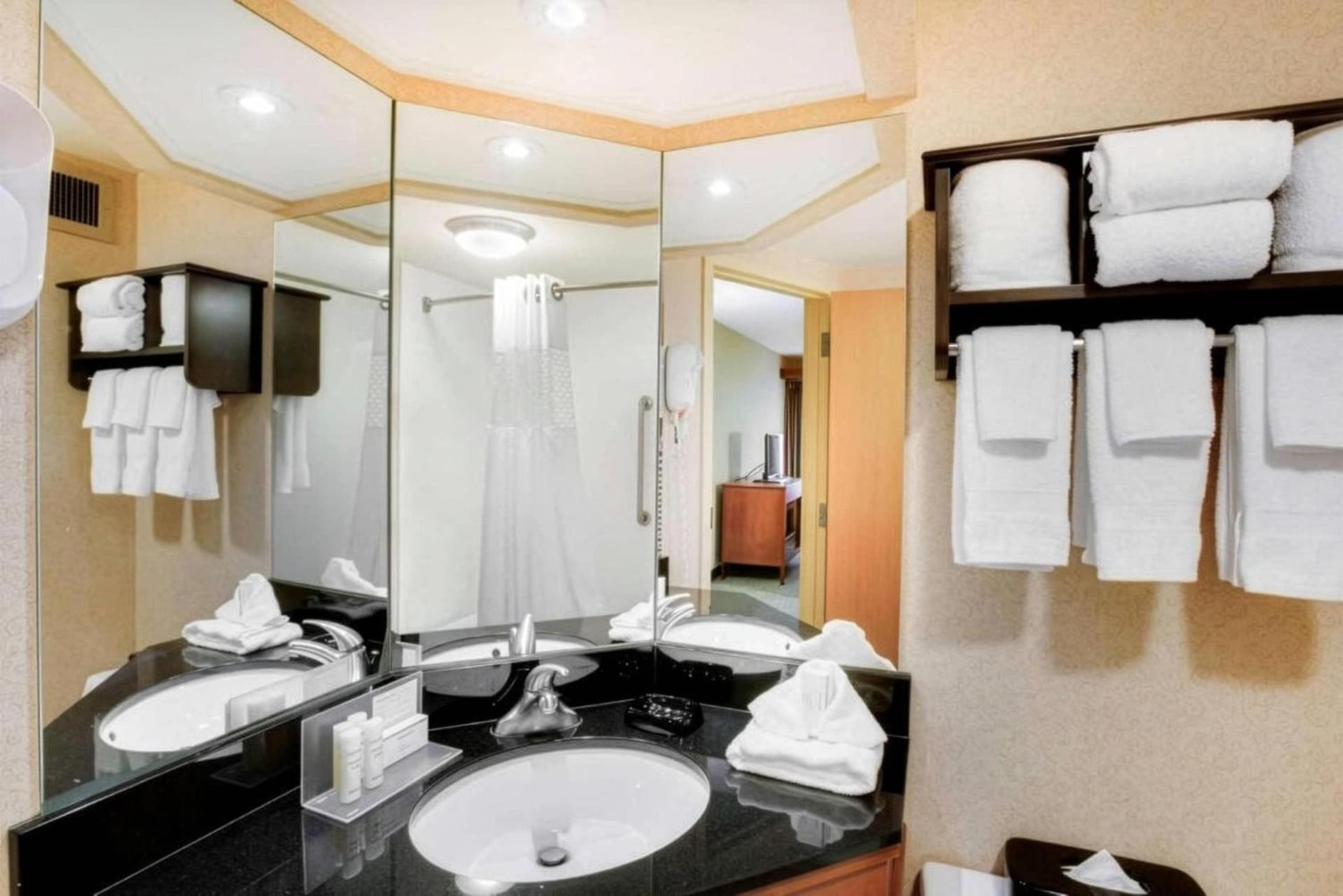 Pittsburgh Airport Inn and Suites