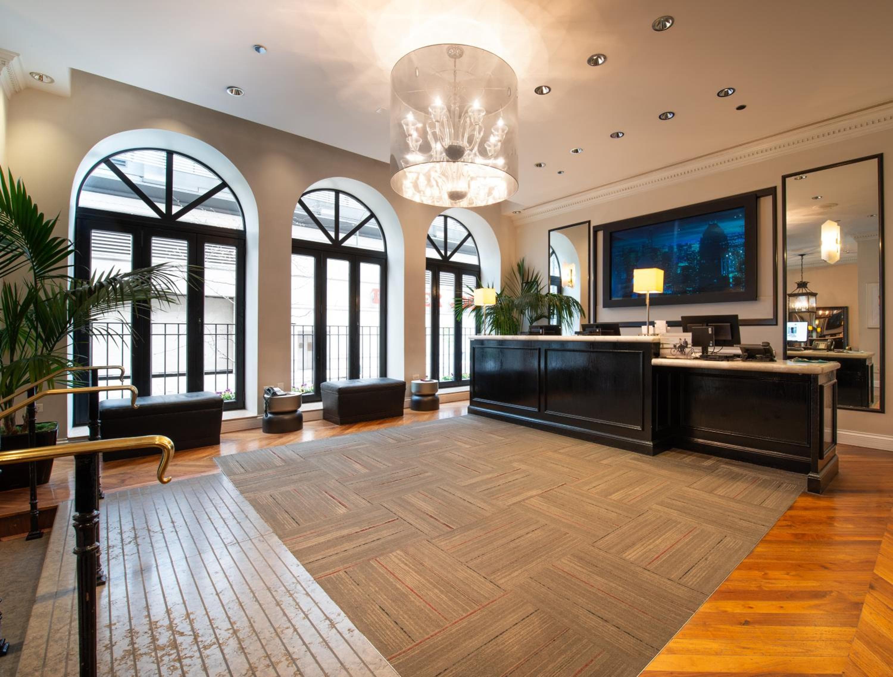 Hotel Cass, Holiday Inn Express (Chicago Magnificent Mile)