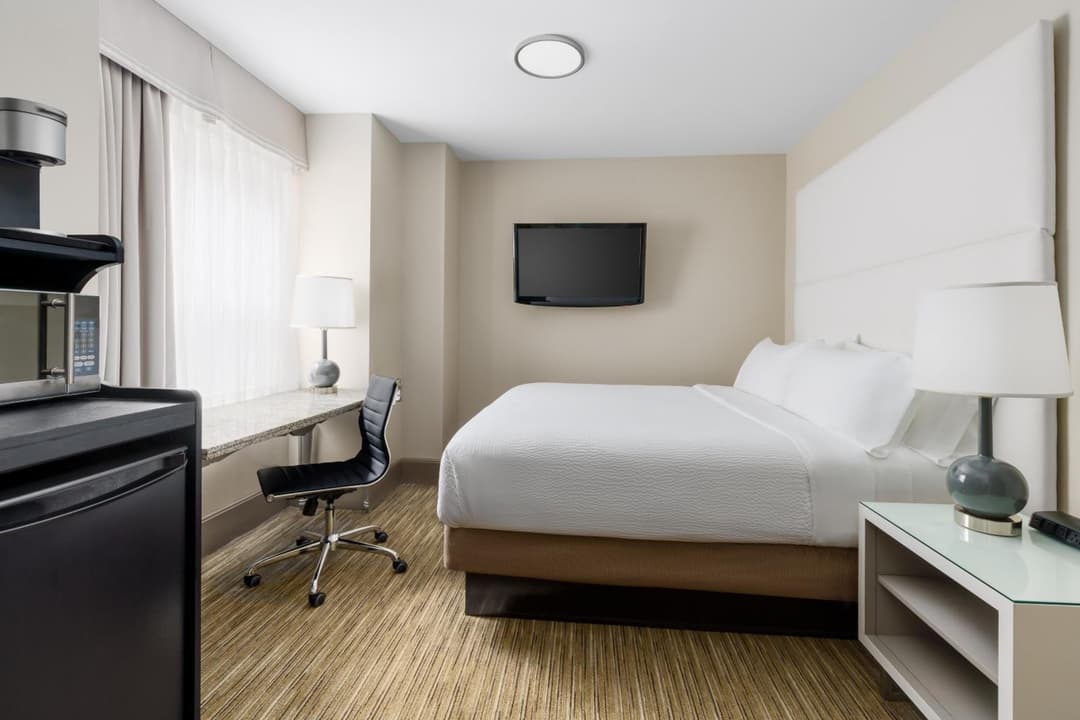 Hotel Cass, Holiday Inn Express (Chicago Magnificent Mile)