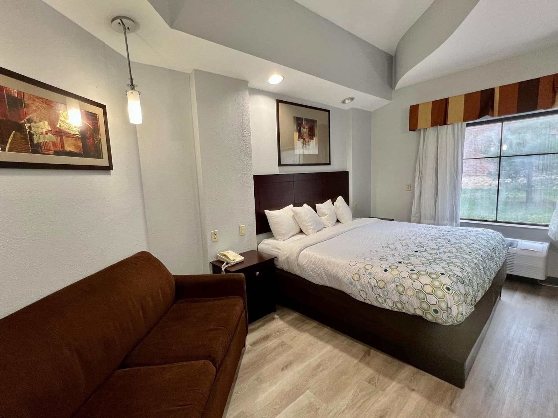 HomeTowne Studios & Suites by Red Roof Washington