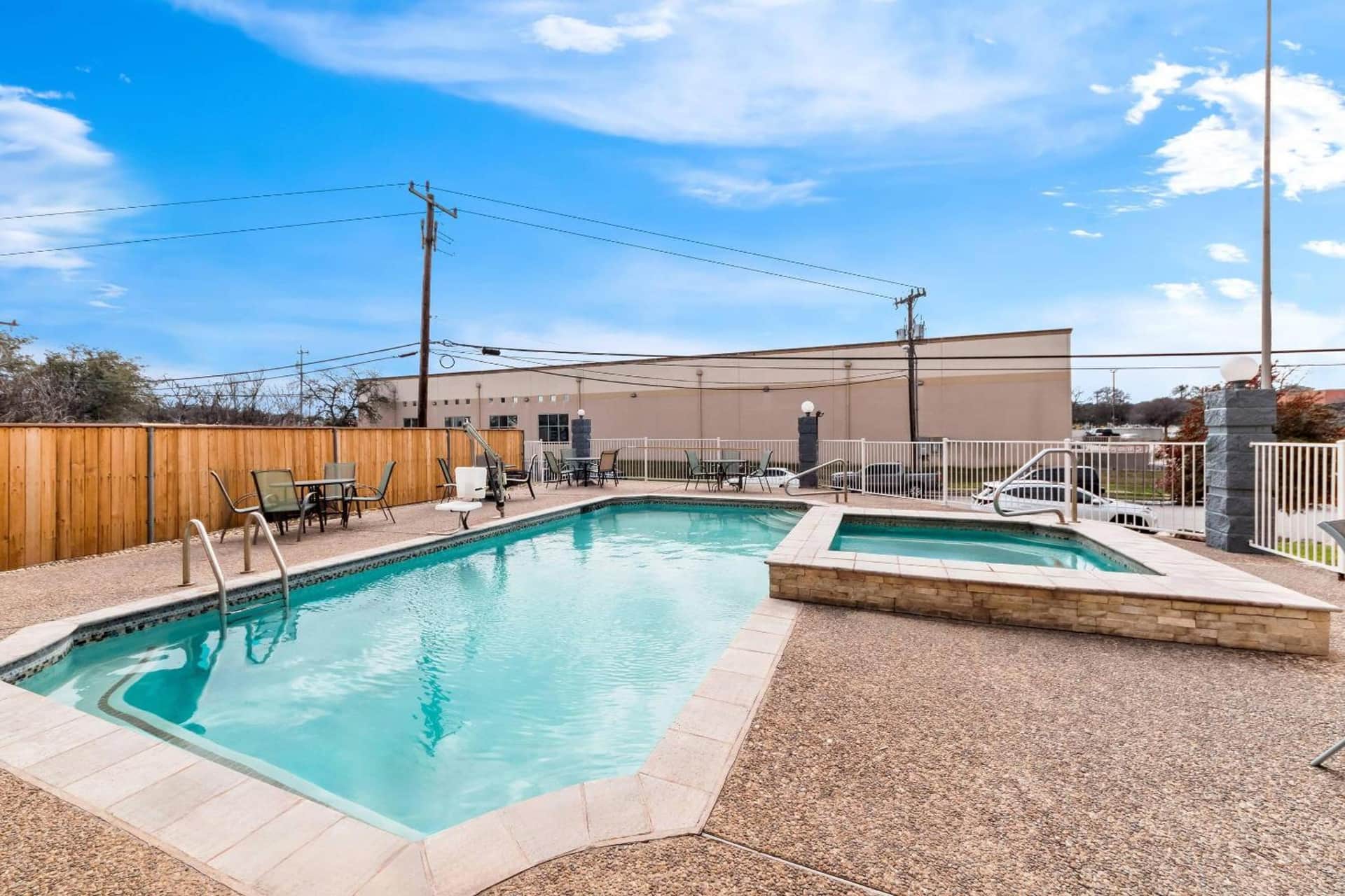 Quality Inn & Suites Airport North - Stone Oak