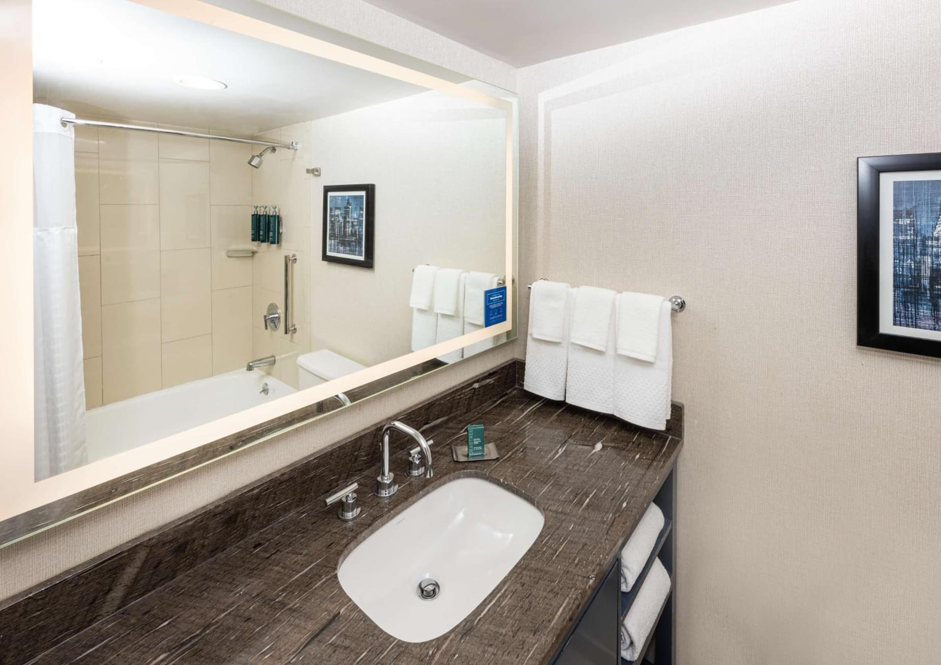DoubleTree by Hilton Hotel Newark Airport